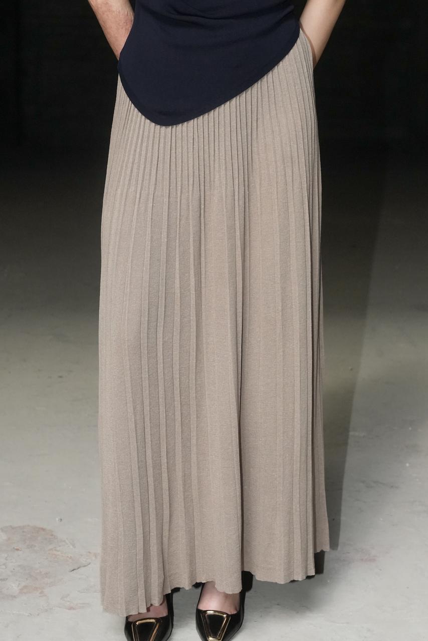 Modern Minimalist Asymmetric Bottom